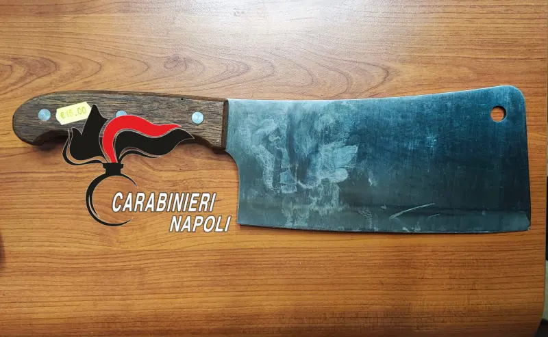 Napoli, la furia del tunisino: carrozziere non lo assume e lui prova a sgozzarlo
