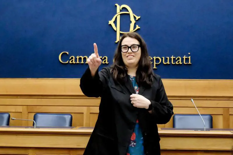 Scoppia il caso Ascari. "La sua difesa toppa peggiore del buco"