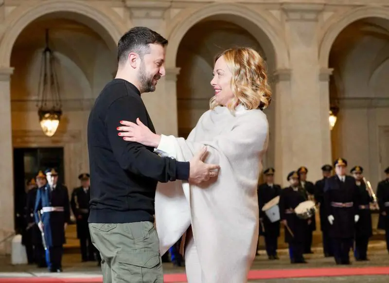 La carezza di Meloni all'amico Zelensky. "La pace più giusta? Quella che vuole lui"