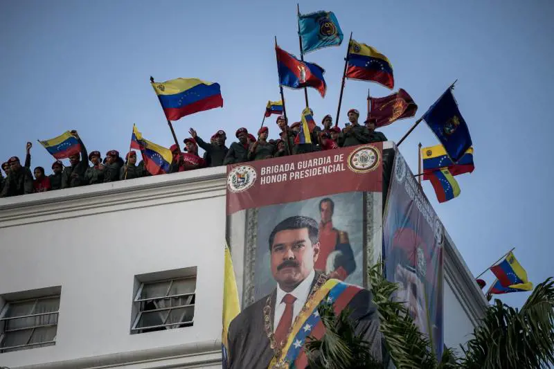 I caccia di Maduro sopra la nave americana