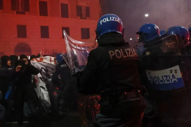 Scontro tra antagonisti e polizia a Roma