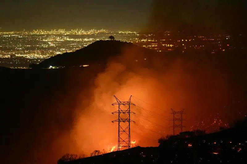 Piromani, guasti elettrici e fiamme riattivate dal vento: così è cominciato l'inferno a Los Angeles