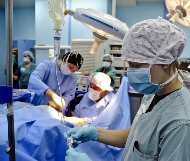 A 8 anni le rimuovono un tumore al rene di 1,5 kg. Eccezionale intervento che salva la vita ad una bambina