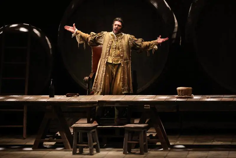 "Un Falstaff smaliziato. Si ride anche di se stessi"