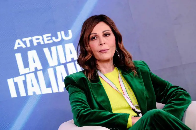 Il governo: nessun contraccolpo. Fi e Lega la tutelano: garantisti. Opposizione scatenata: "Lasci"