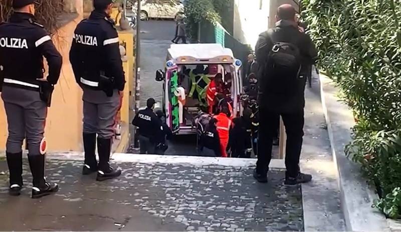 Entra nell'ascensore della clinica e precipita per 2 piani. Grave un 28enne a Roma 