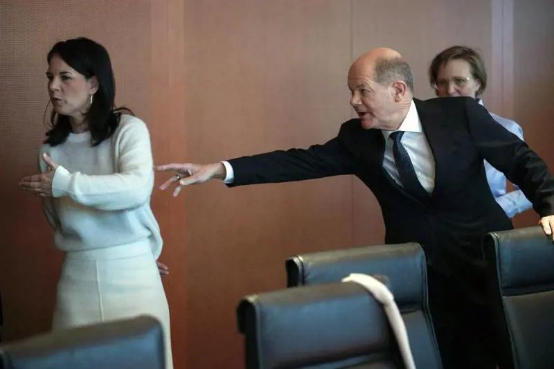 Baerbock "molla" Scholz per gli aiuti all'Ucraina: "Pensa solo alle elezioni"