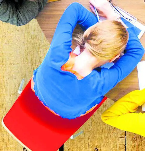 Dorme in classe: "La notte resto sveglia per paura di mio padre"