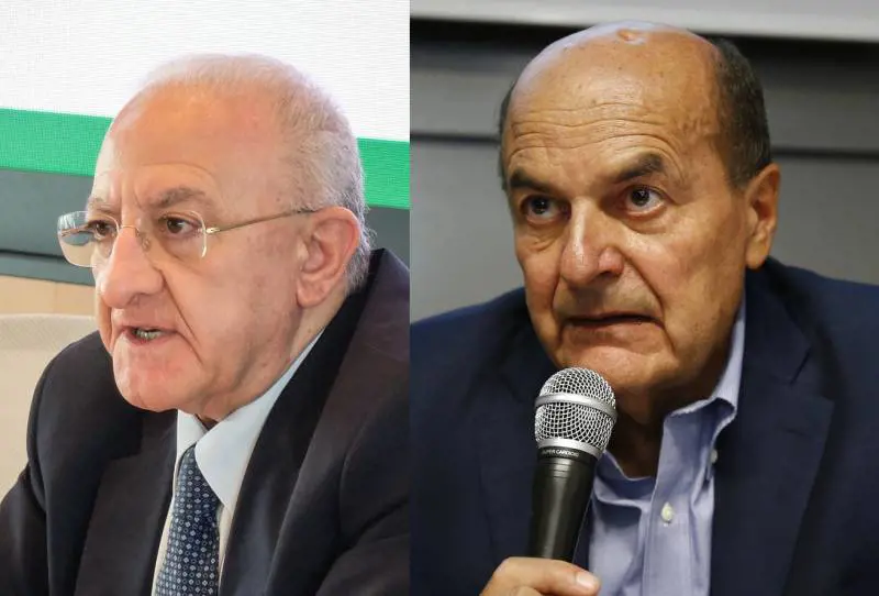 Terzo mandato, rissa a sinistra. De Luca: "Bersani? Beva un grappino, si sta rinc..."