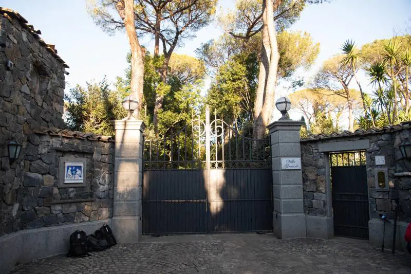 L'entrata di Villa Grande, la splendida Villa Sull'Appia a Roma diventerà la sede di rappresentanza della Fininvest nella Capitale