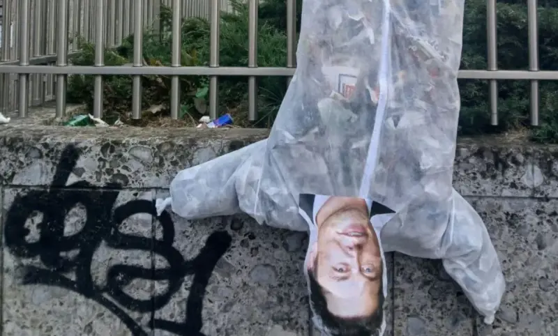 La sinistra appende Elon a testa in giù