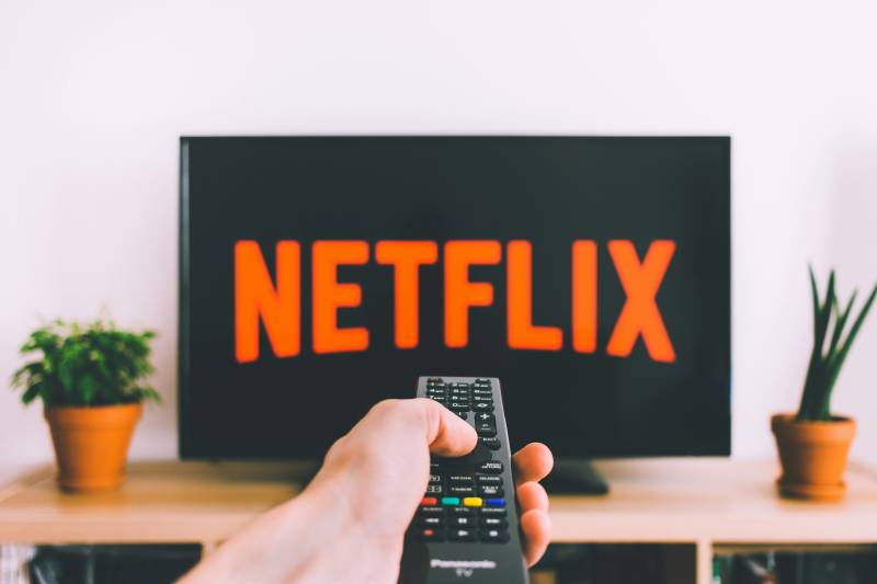 Arriva "utente extra con pubblicità", l'opzione Netflix  anche in Italia: chi può usufruirne e quanto costa 