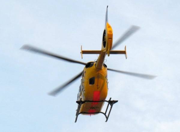 Bambino di sei anni si tuffa in piscina e muore: tragedia a Ferrara