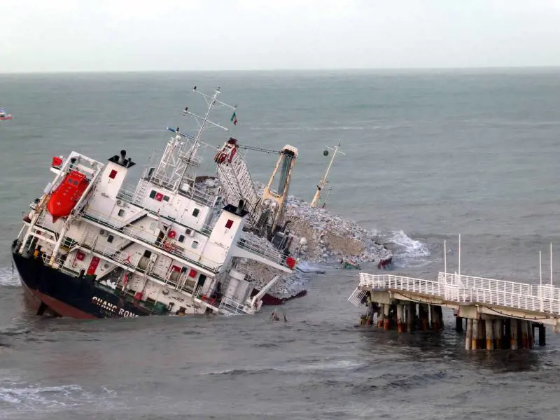 Nave cargo cipriota si schianta sul pontile di Marina di Massa. Rischio ambientale
