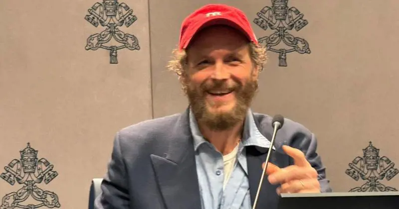 Jovanotti durante la presentazione della mostra "En Route" in Vaticano