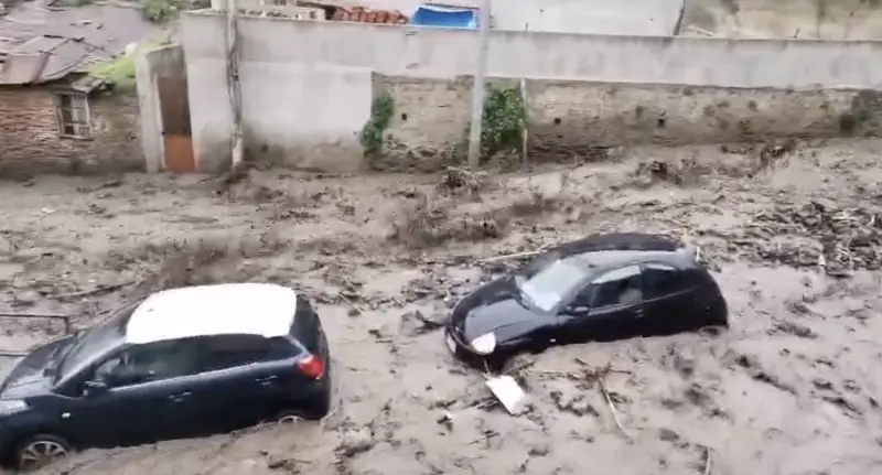 Un fiume di fango trascina via le auto. Disastrosa alluvione nel Messinese