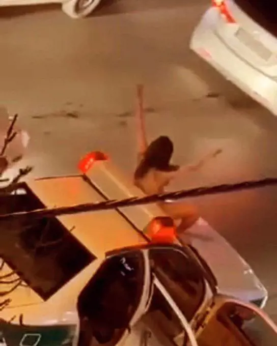 Iran, si spoglia e sale su un'auto della polizia: cosa sappiamo del video virale