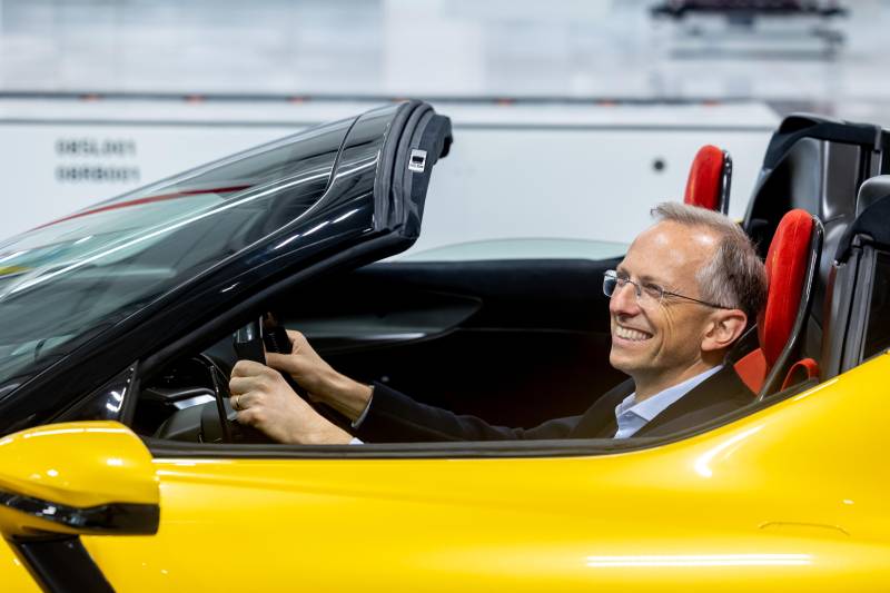 Ferrari macina ricavi e profitti anche coi dazi. E corre nell'elettrico fra tecnologia e design