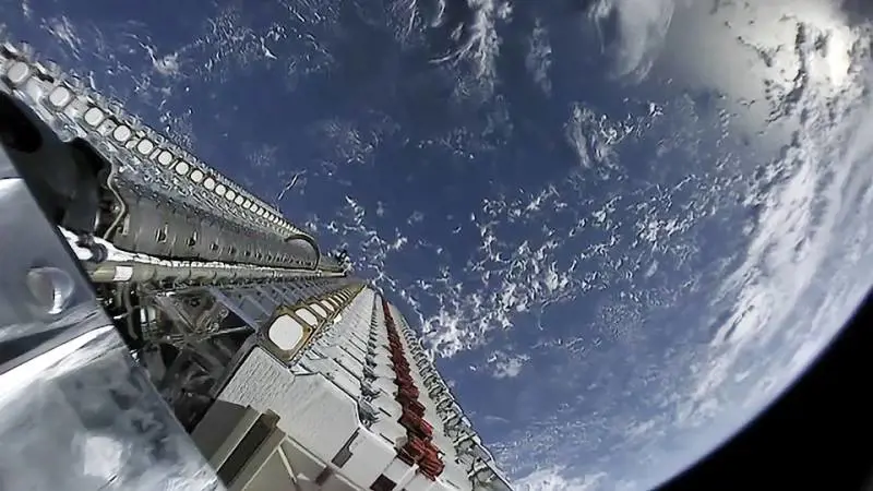 Pioggia di satelliti Starlink: "Atmosfera a rischio". Cosa c'è dietro l'allarme
