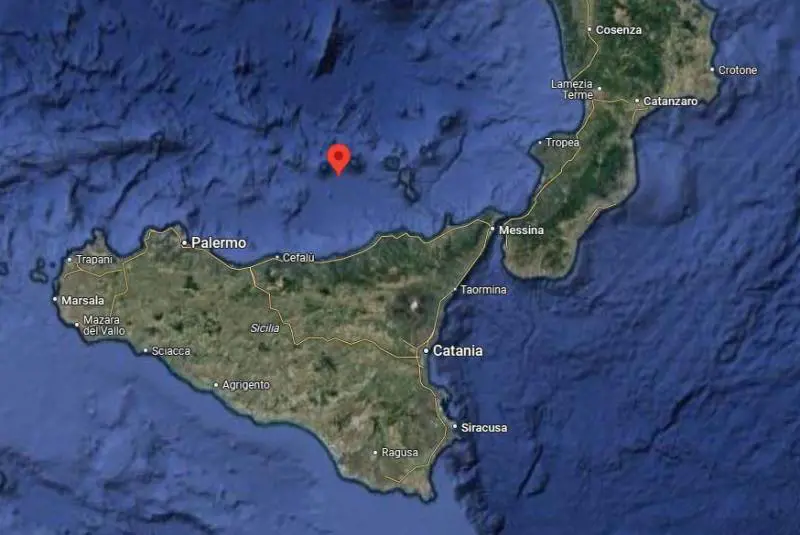 Forte scossa di terremoto di magnitudo di 4.8 alle Eolie. Paura e gente in strada