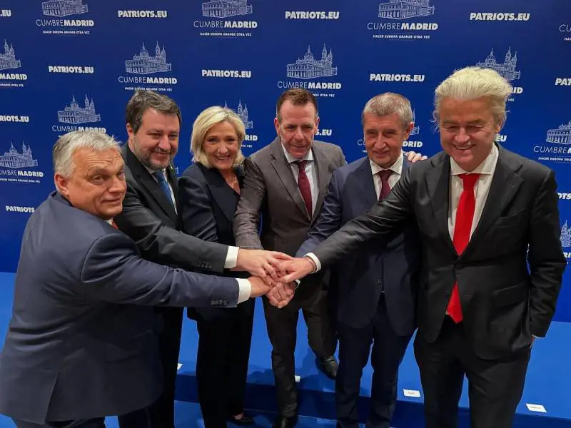 Il "Mega" dei Patrioti celebra Trump e sfida l'Ue. Scontro tra Salvini e il Ppe