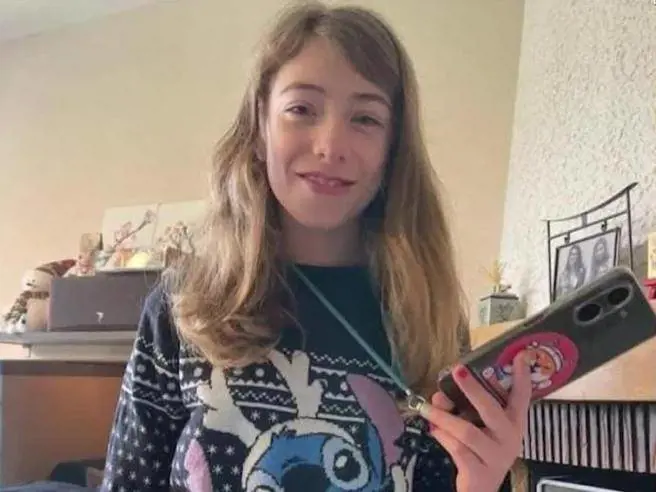 Louise uccisa a 11 anni all'uscita da scuola. Il corpo in un bosco, ora è caccia all'assassino