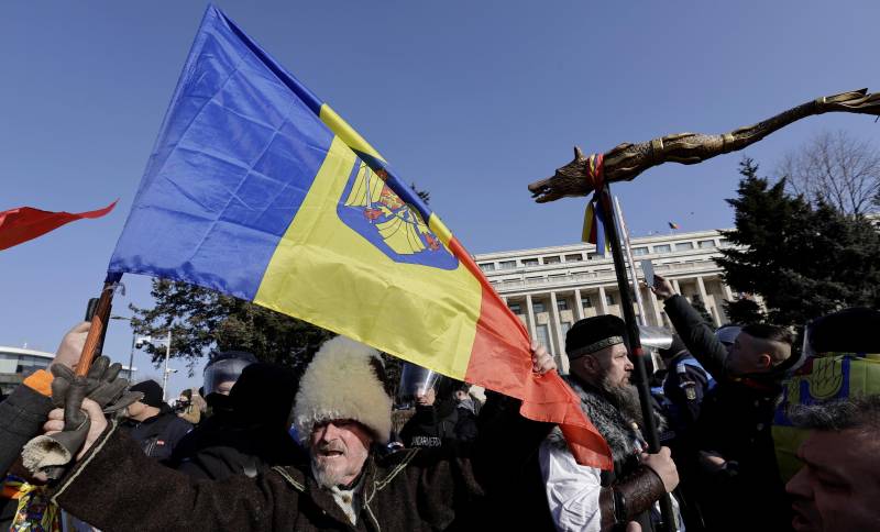 Romania, il leader di ultradestra Simion in testa negli exit poll: pronto a nominare Georgescu presidente