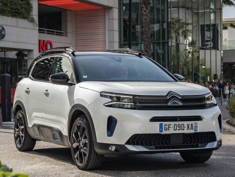 Citroen C5 Aircross Hybrid in promo a 29.900 euro aderendo al finanziamento SimplyDrive D. Prezzo di listino di 37.400 euro. Sconto del 20%. Un SUV compatto che si sposa bene con le esigenze di una famiglia giovane e dinamica. Dotazioni importanti.