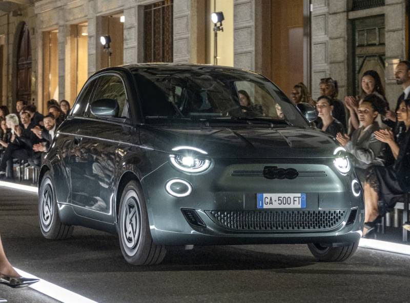 Fiat 500e da 21.739 € con finanziamento di Stellantis Financial Services. Prezzo di listino 29.950 €, sconto del 27%. Citycar per antonomasia, stile vintage che lascia senza fiato.