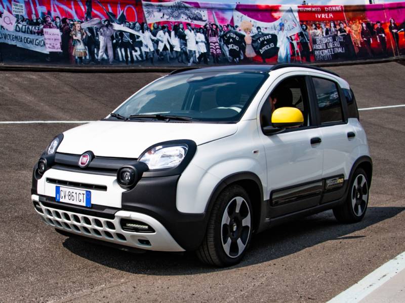 Fiat Panda 1.0 Hybrid offerta a 138 euro al mese con finanziamento Stellantis Financial Services. Prezzo di listino di 15.950 euro, prezzo scontato a 9.950 euro. Sconto del 38%. La Fiat Panda ha una linea molto personale, con volumi squadrati.