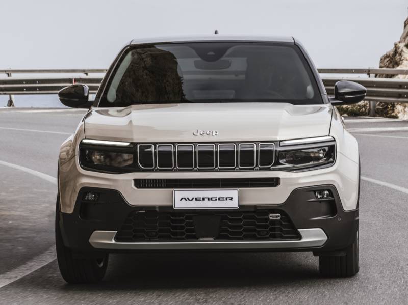 Jeep Avenger Full-Electric in promozione a 33.400 € con finanziamento Stellantis Financial Services. Prezzo di listino di 42.400 €, sconto del 21%. Questo modello è il B-SUV più venduto in Italia, grazie a uno stile fresco e molto giovanile.