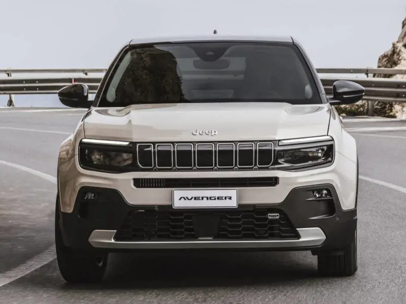 Jeep Avenger Full-Electric in promozione a 33.400 € con finanziamento Stellantis Financial Services. Prezzo di listino di 42.400 €, sconto del 21%. Questo modello è il B-SUV più venduto in Italia, grazie a uno stile fresco e molto giovanile.