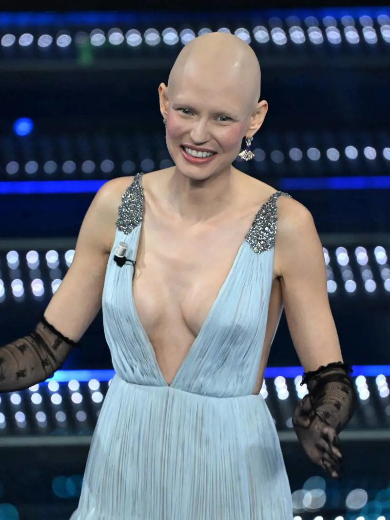Bianca Balti, il messaggio dal palco di Sanremo: "Donne di grande esempio per gli uomini"