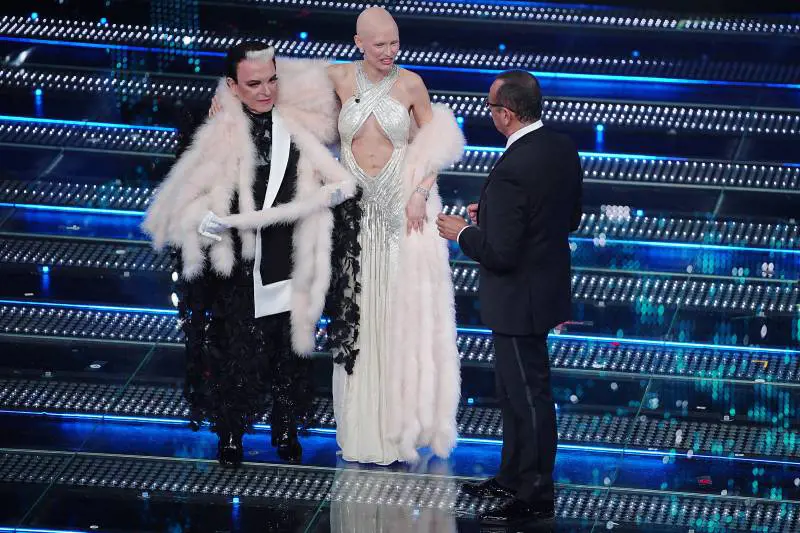 Bianca Balti mostra la cicatrice sul palco dell'Ariston. La top model sorprende tutti 