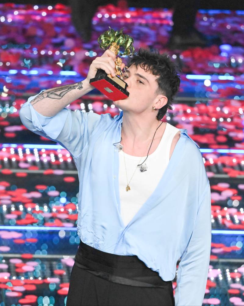 Olly, polemica dopo la cena "balorda" con gli amici: "Cafoni"