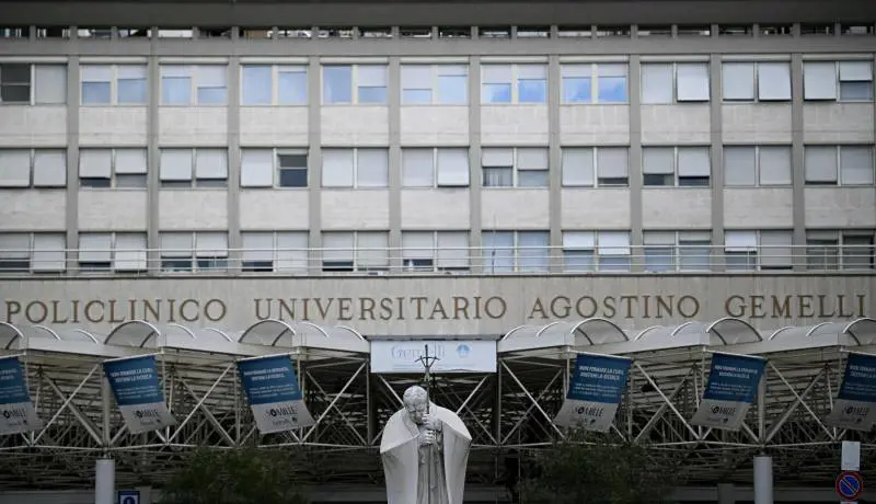 "Situazione delicata ma c'è ottimismo". Il Papa "governa" dal letto del Gemelli