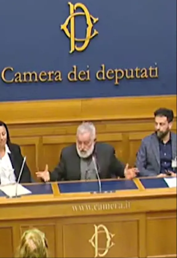 “Dobbiamo uccidere qualcuno?”. La provocazione all’evento di sinistra alla Camera