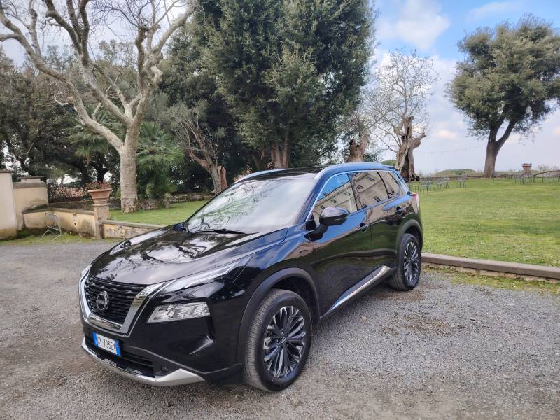 La doppia prova Nissan: X-Trail mild hybrid e la full electric Ariya Nismo