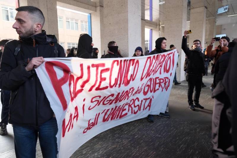 "Blocchiamo la guerra". Protesta dei collettivi studenteschi contro Tajani a Torino: scontri con la polizia