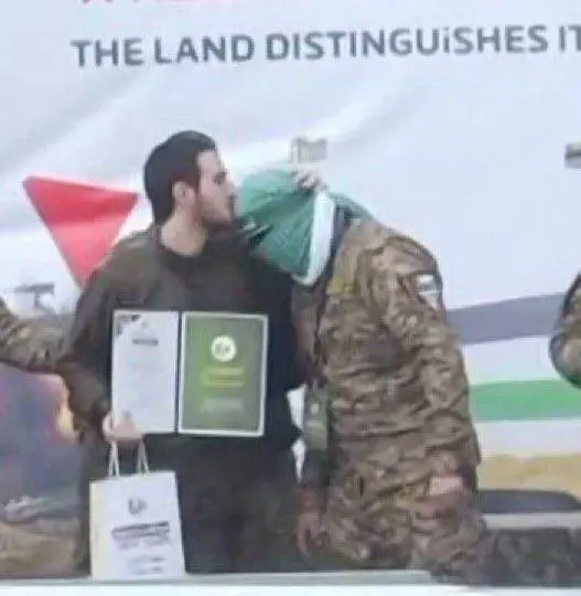 L'ostaggio e il bacio obbligato. Slitta il rilascio dei palestinesi