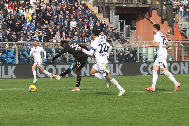 Il Como stende il Napoli che ora è dietro all'Inter