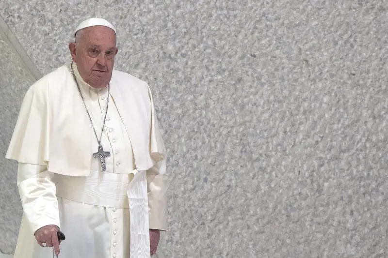 Il Papa ha un'insufficienza renale. Il cappellano: "Speranza contro ogni speranza"