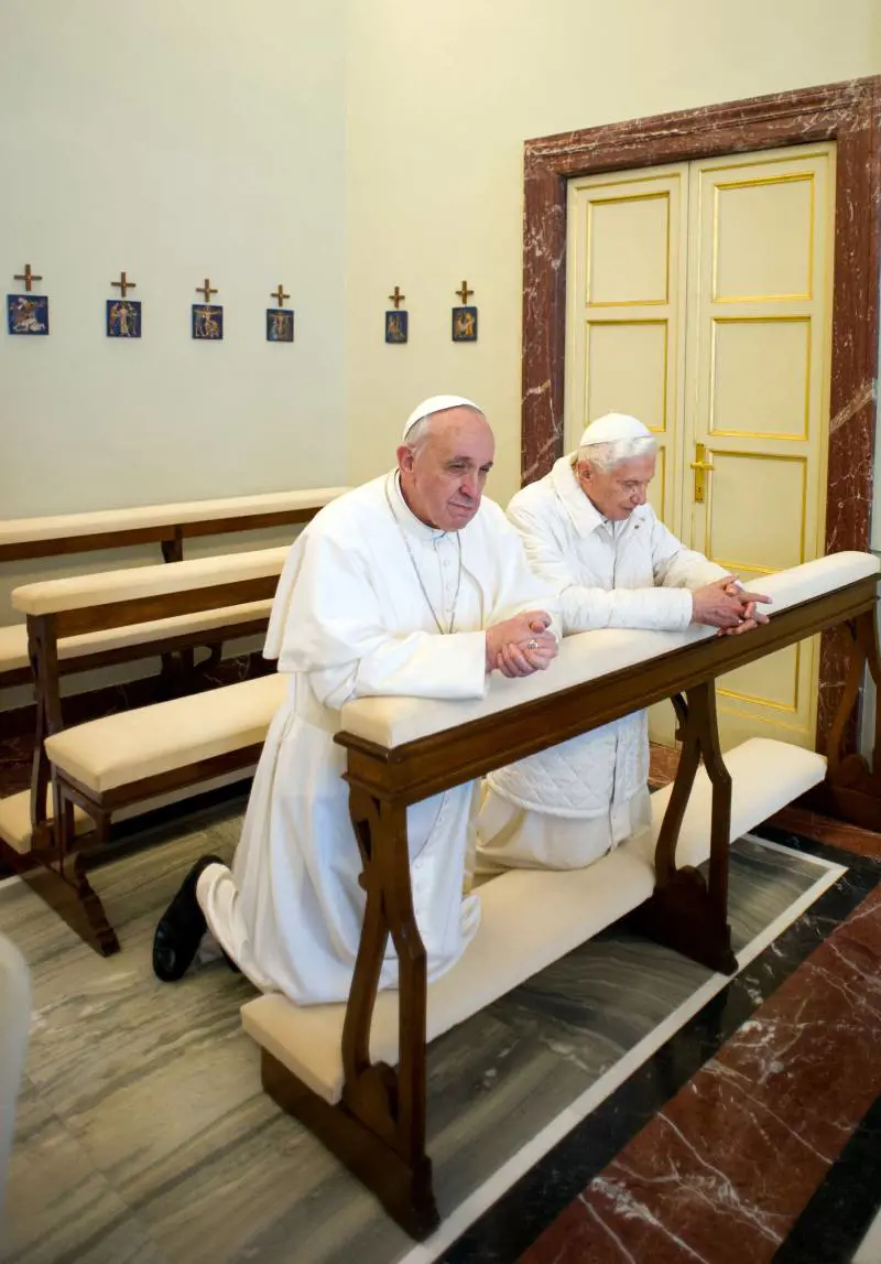 Francesco, il pontefice che ha convissuto con un altro Papa
