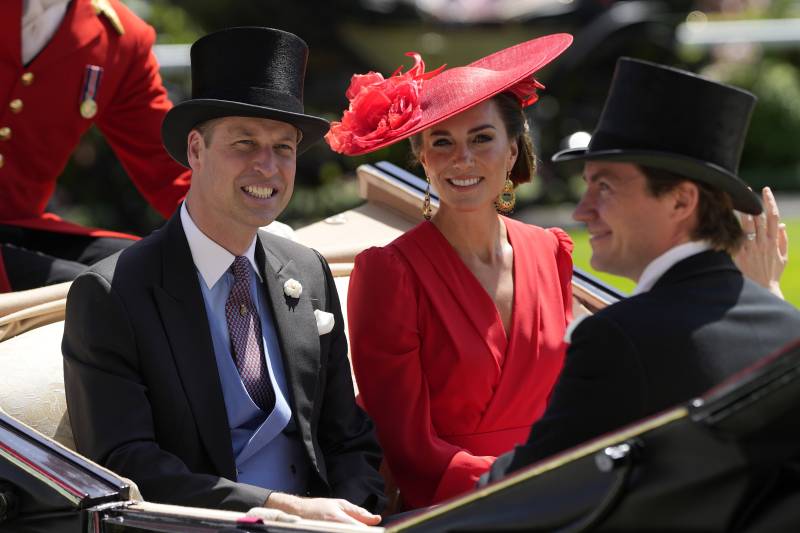 Saranno William e Kate ad accogliere Macron a Windsor. Carlo "Re uscente"?