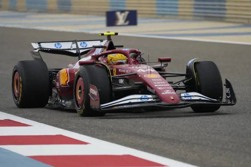 F1, la “vendetta” di Sainz: a Sakhir l’ex Ferrari beffa Hamilton nel pomeriggio