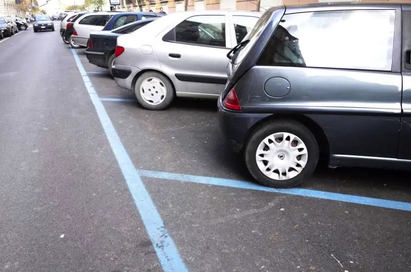 Parcheggi sulle strisce blu, cambia tutto: ecco le nuove regole e sanzioni