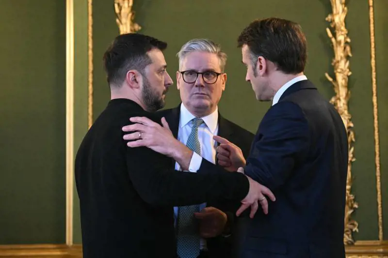 Zelensky e gli abbracci dei leader. E Re Carlo "strappa" il protocollo