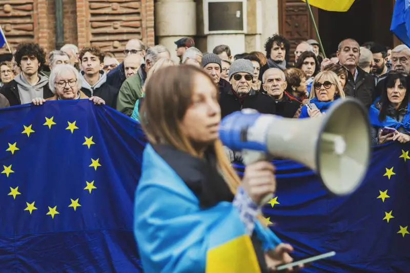 Il "vai e torna" della sinistra sulle piazze anti americane