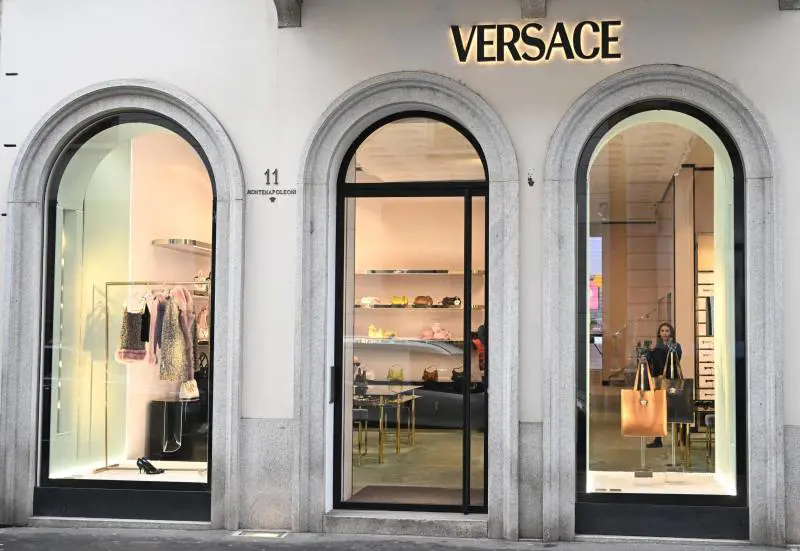 Prada a un passo dalla maison Versace
