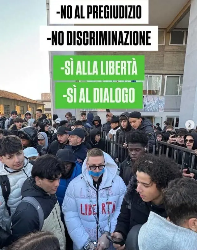 Max Felicitas incatenato. FdI: "Non si parla così di sessualità"